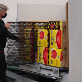 Insert and remove freezer spacer machine