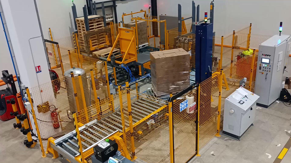 Pallet transfer system moving loads between different pallets