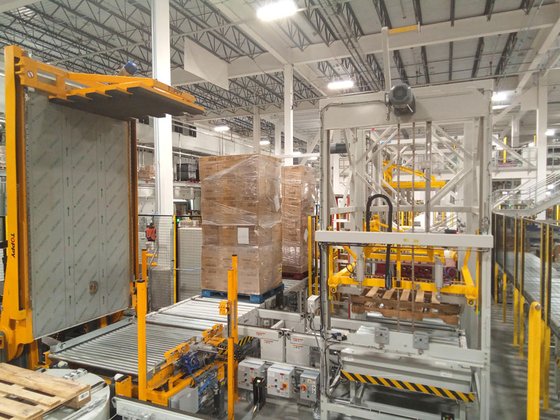 Automatic pallet exchanger system transferring palletless load with slip sheet